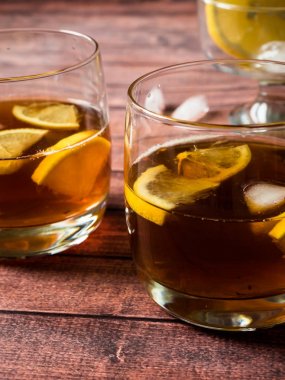 Buz ve limon ahşap masa yakın çekim üzerinde ile kokteyl bardak