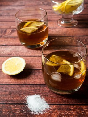 Buz ve limon ahşap masa yakın çekim üzerinde ile kokteyl bardak