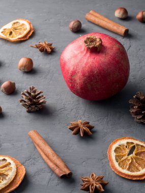 Nar anasonu fındık, tarçın ve kış baharat gri beton zemin üzerine