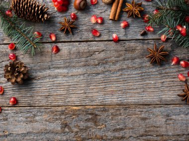 Nar Ladin dallar yıldız anason fındık, tarçın ve ahşap arka planda, rustik tarzı kopya alanı kış baharat