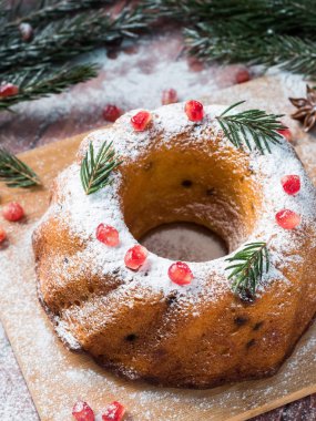 Christmas cake Noel süslemeleri ile bir çelenk şeklinde. Nar anason yıldızlı köknar ağacı dalları.