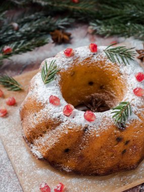 Christmas cake Noel süslemeleri ile bir çelenk şeklinde. Nar anason yıldızlı köknar ağacı dalları.