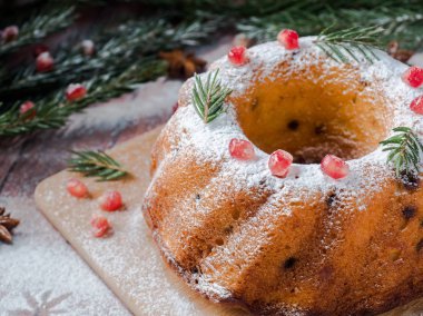 Christmas cake Noel süslemeleri ile bir çelenk şeklinde. Nar anason yıldızlı köknar ağacı dalları.