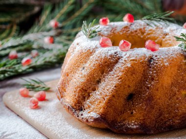 Christmas cake Noel süslemeleri ile bir çelenk şeklinde. Nar anason yıldızlı köknar ağacı dalları.