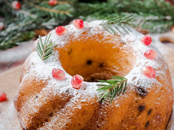Рождественский торт в форме венка с рождественскими украшениями. Ветви гранатового анисового дерева . — стоковое фото