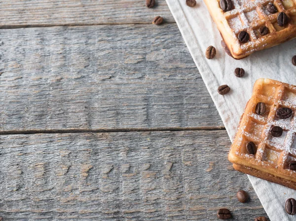Gaufres belges viennoises douces avec sucre en poudre et grains de café sur fond bois rustique Espace de copie — Photo