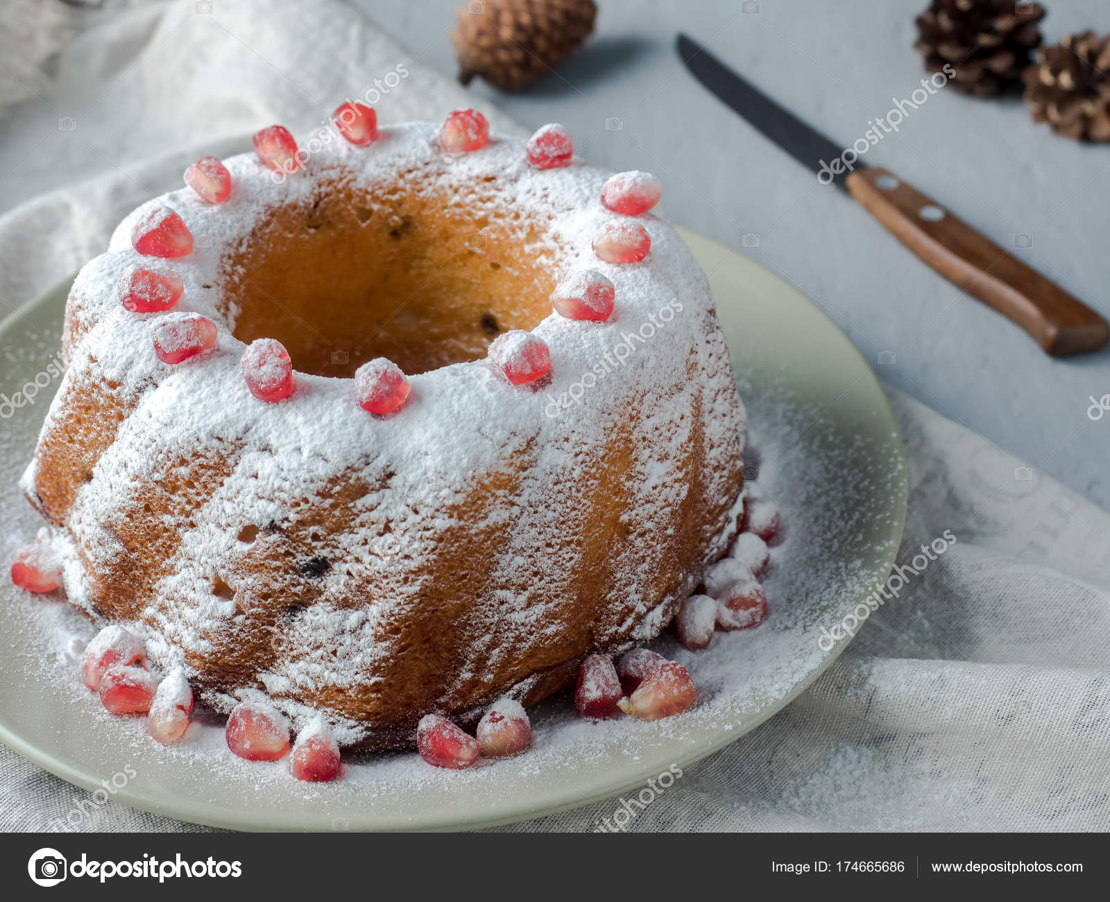Gateau De Noel En Forme De Couronne De Sucre En Poudre Et De Graines De Grenade Sur Une Assiette Blanche Image Libre De Droit Par Elenglush C Gateau De Noel En Forme De Couronne De Sucre En Poudre Et De Graines De Grenade Sur Une Assiette Blanche Image Libre De Droit Par Elenglush C