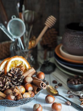 Bir kase, boş tencere içinde kış malzemeyi. Rustik tarzı