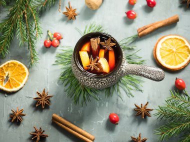 Noel mulled şarap tarçın, portakal ve seramik bir kova içinde anason ile