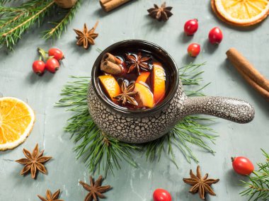 Noel mulled şarap tarçın, portakal ve seramik bir kova içinde anason ile