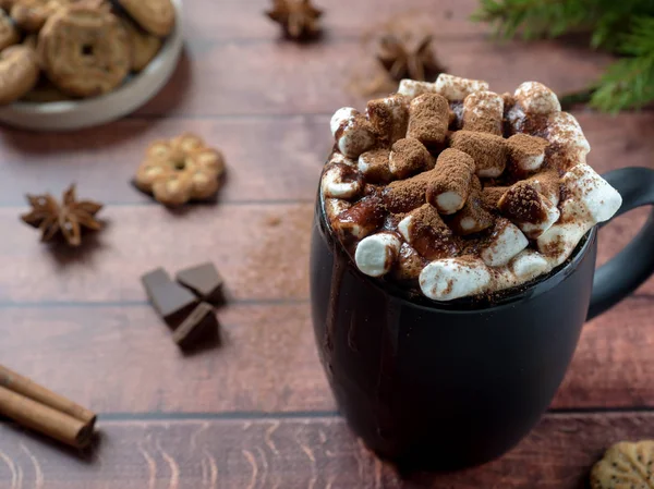 Bebida de Navidad Chocolate caliente con malvavisco y palitos de canela, galletas. Concepto de invierno de Navidad. De cerca. — Foto de Stock