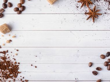 Arka plan ile farklı kahve, kahve çekirdeği, toprak ve anında, çikolata, kahverengi şeker ve yıldız anason, kopya alanı, üst görüntüleme.