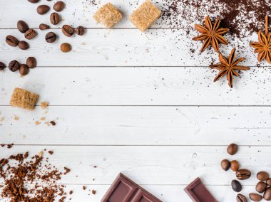 Arka plan ile farklı kahve, kahve çekirdeği, toprak ve anında, çikolata, kahverengi şeker ve yıldız anason, kopya alanı, üst görüntüleme.