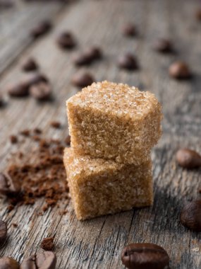 Rustik ahşap zemin üzerine kahve çekirdekleri ile kahverengi şeker kamışı