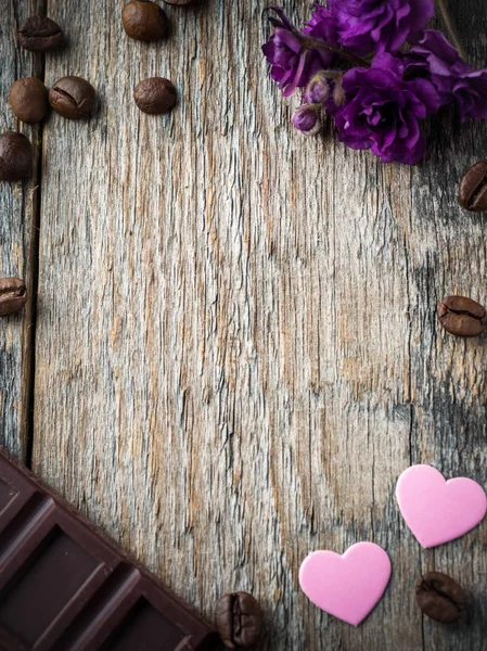 Dekorationen für Valentinstag Papierherzen, Veilchen und Schokoladenkaffee auf rustikalem Holzgrund — Stockfoto