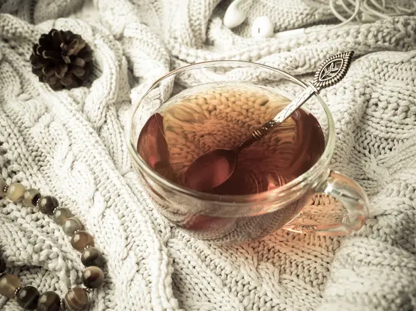 Sıcak örgü kazak, bir fincan çay ile çikolata ve kış dekorasyonları