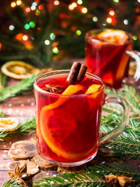 Noel mulled şarap portakal ve baharat bokeh ile Noel süsleri
