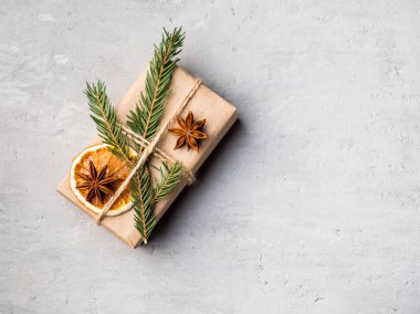 Noel hediye kutusu gri beton arka plan kopya alanı üzerinde kış baharatlar ile kağıt