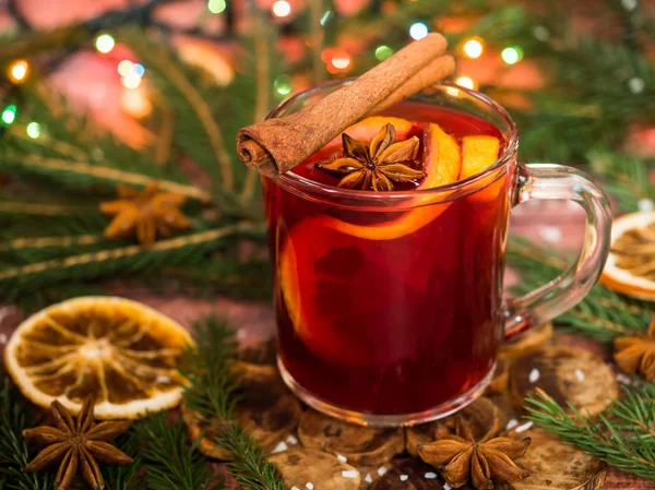 Χριστουγεννιάτικο ζεστό κρασί με πορτοκάλια και μπαχαρικά διακοσμήσεις Χριστουγέννων με bokeh — Φωτογραφία Αρχείου
