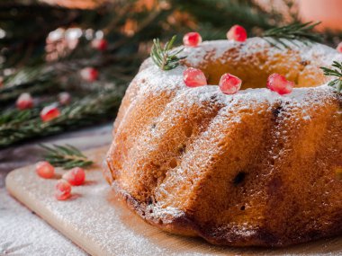 Christmas cake Noel süslemeleri ile bir çelenk şeklinde. Nar anason yıldızlı köknar ağacı dalları.