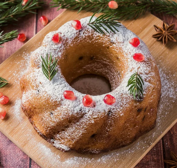Christmas cake Noel süslemeleri ile bir çelenk şeklinde. Nar anason yıldızlı köknar ağacı dalları.