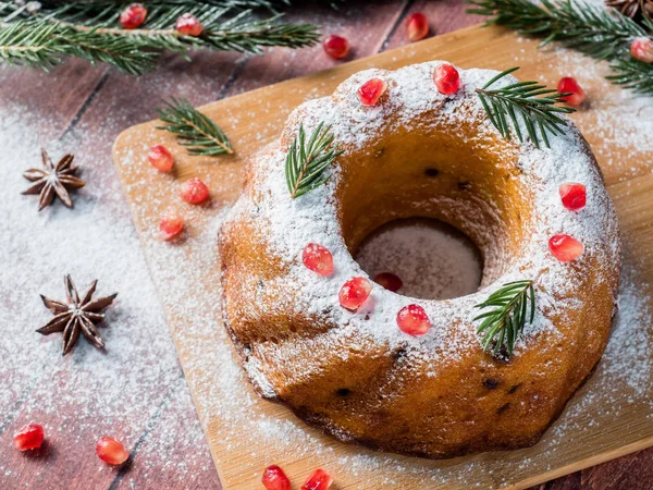 Christmas cake Noel süslemeleri ile bir çelenk şeklinde. Nar anason yıldızlı köknar ağacı dalları.