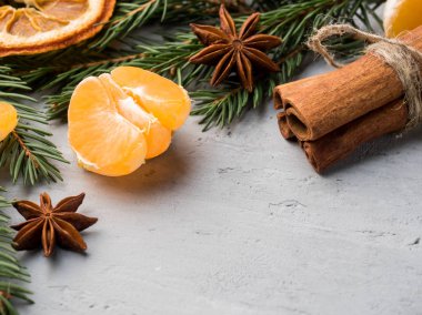 Noel ağacın, yıldız anason gri beton üzerinde tarçın ile taze mandalina kopya alanı arka plan