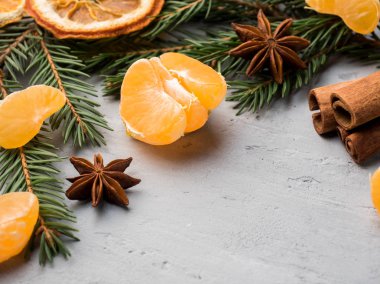 Noel ağacın, yıldız anason gri beton üzerinde tarçın ile taze mandalina kopya alanı arka plan