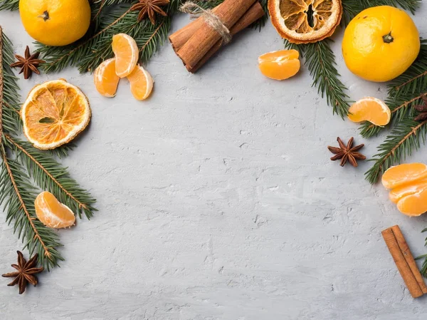 Noel ağacın, yıldız anason gri beton üzerinde tarçın ile taze mandalina kopya alanı arka plan
