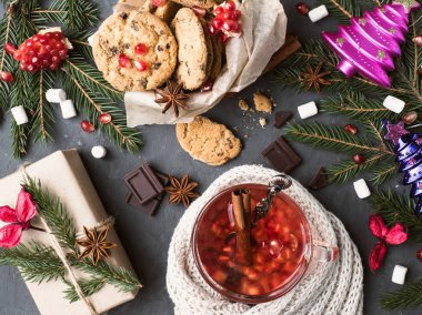 Bir kupa hediye kutusu Çerezler çikolata Noel süslemeleri ile sıcak şarap