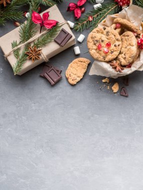 Noel hediye Paketli kağıt ve bir plaka, Çerezler çikolata beton arka plan kopya alanı