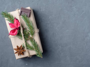 Noel hediye kutusu gri beton arka plan kopya alanı üzerinde kış baharatlar ile kağıt
