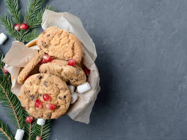 쿠키 초콜릿 석류 구체적인 배경 복사 공간 크리스마스 접시 — 스톡 사진