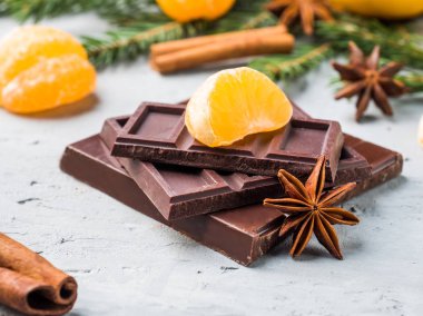 Noel ağacın, gri beton zemin üzerine yıldız anason çikolata tarçın ile taze mandalina