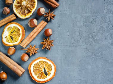 Kış Noel yerleşimini fındık ve koniler, malzemelerle kopya alanı düz, en iyi görünümü yalan söylemek metin için