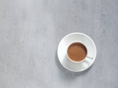 Bir arka plan beton altında hoş kokulu kahve fincan. Minimalizm üstten görünüm var. Kopya alanı