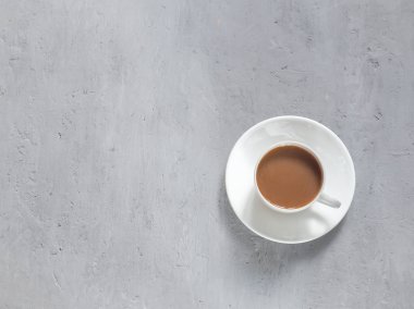 Bir arka plan beton altında hoş kokulu kahve fincan. Minimalizm üstten görünüm var. Kopya alanı