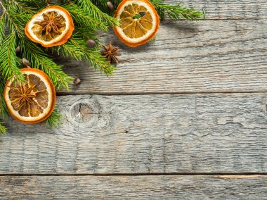 Tahtada süslemesi olan Noel ağacı