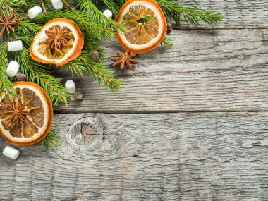 Tahtada süslemesi olan Noel ağacı