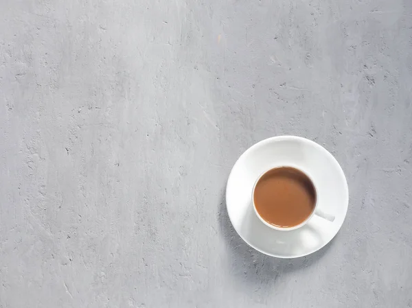 Tazza di caffè fragrante su uno sfondo sotto il calcestruzzo. Il minimalismo è la vista dall'alto. Copia spazio — Foto Stock