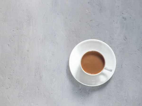 Tazza di caffè fragrante su uno sfondo sotto il calcestruzzo. Il minimalismo è la vista dall'alto. Copia spazio — Foto Stock