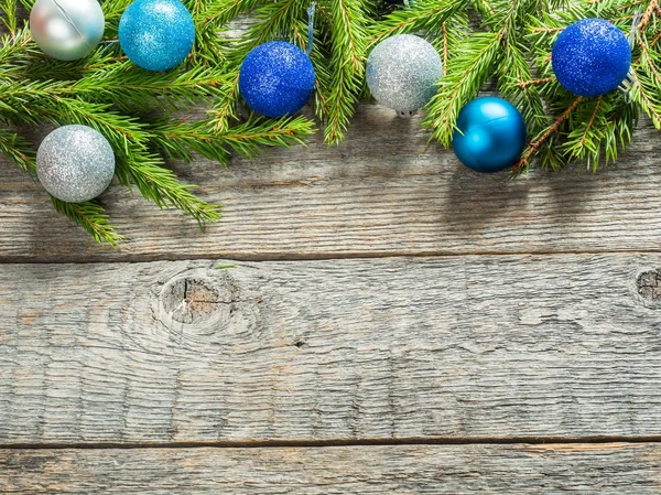 Kerst dennenboom met decoratie op een houten plank — Stockfoto