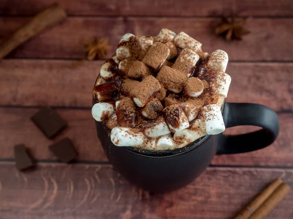 Bebida de Navidad Chocolate caliente con malvavisco y palitos de canela. Concepto de invierno de Navidad. De cerca. — Foto de Stock