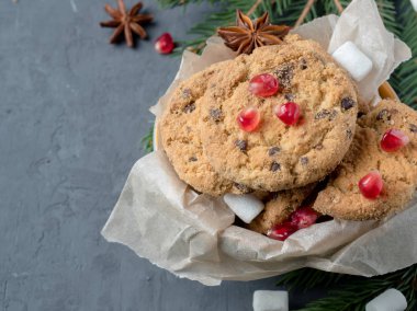 Çerezler çikolata nar beton arka plan kopya alanı Noel tabak