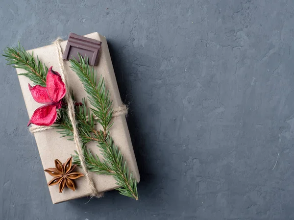Noel hediye kutusu gri beton arka plan kopya alanı üzerinde kış baharatlar ile kağıt