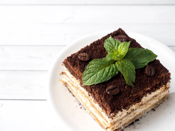 Tiramisu tatlı nane ve fincan kahve Beyaz ahşap tablo kopyalama alanı