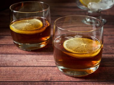 Buz ve limon ahşap masa yakın çekim üzerinde ile kokteyl bardak