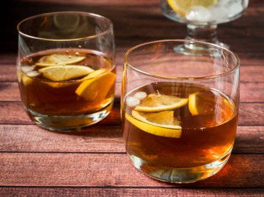 Buz ve limon ahşap masa yakın çekim üzerinde ile kokteyl bardak