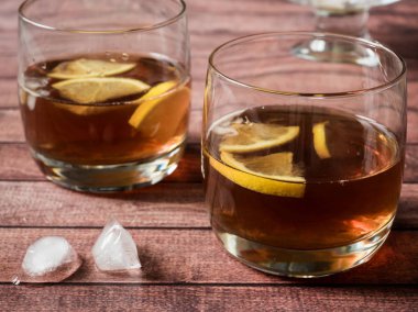 Buz ve limon ahşap masa yakın çekim üzerinde ile kokteyl bardak