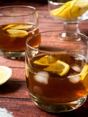 Buz ve limon ahşap masa yakın çekim üzerinde ile kokteyl bardak